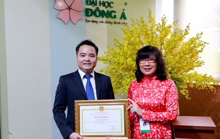 Dong A University received the Certificate of Merit from the Chairman of the Da Nang People's Committee